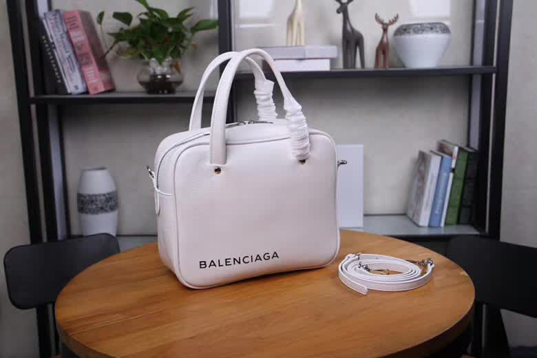 BALENCIAG巴黎世家 超暴款包包 摔紋牛皮手提跨包  BL1854